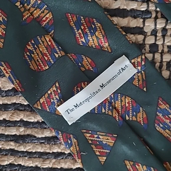 METROPOLITAN MUSEUM OF ART SILK NECK TIE - Picture 2 of 4
